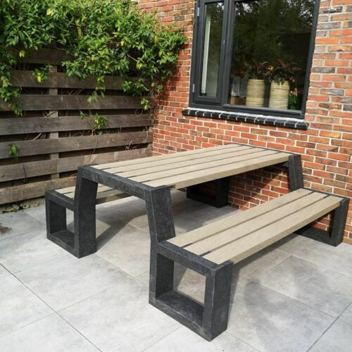 KUnststof Picknicktafel Matrix 36 Misschien wel de mooiste picknicktafel van massief regeneraat uit ons assortiment. Door het gebruik van regeneraat en doordat deze picknicktafel zelf ook weer voor 100% recyclebaar is, ook nog een een milieubewuste keuze.